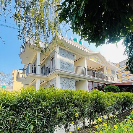 Hotel Peace Ganga Inn Pokhara Exterior foto