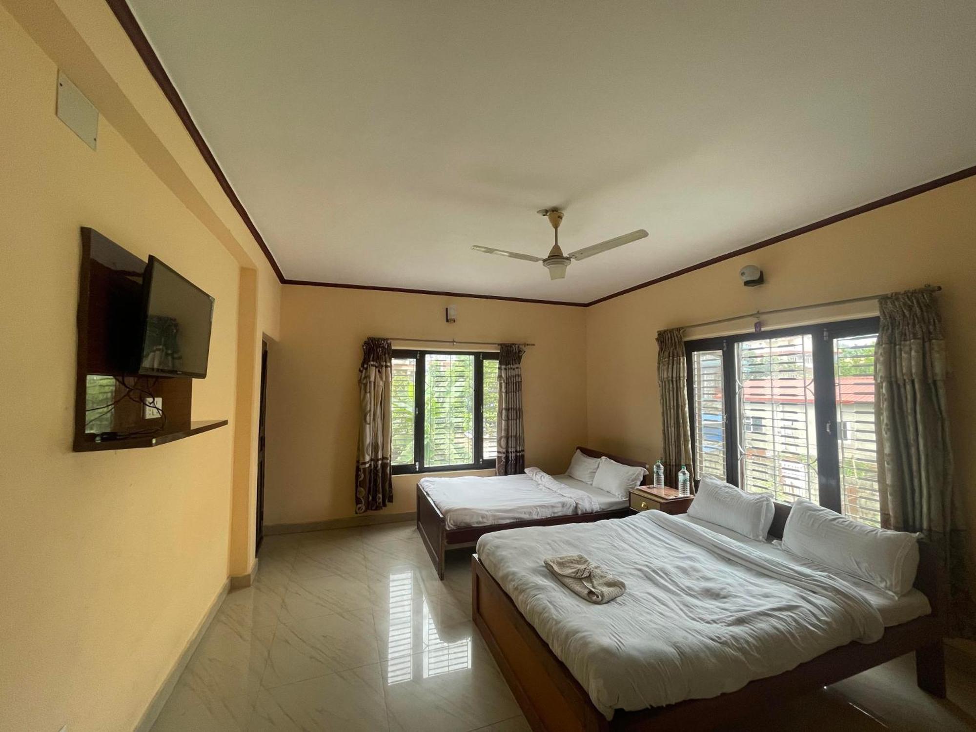 Hotel Peace Ganga Inn Pokhara Exterior foto